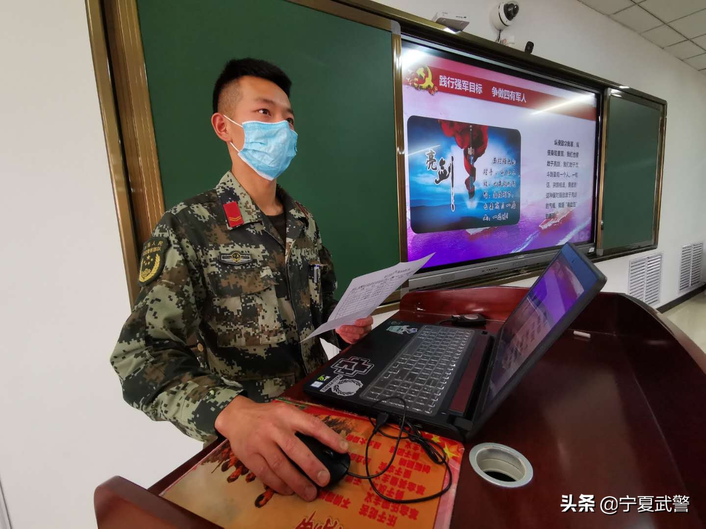 从训练场走向“讲台”由战斗员化身“教员”