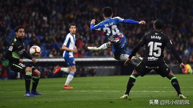 中国足球崛起最宝贵的财富不是冠军奖杯，是收藏回忆的球迷