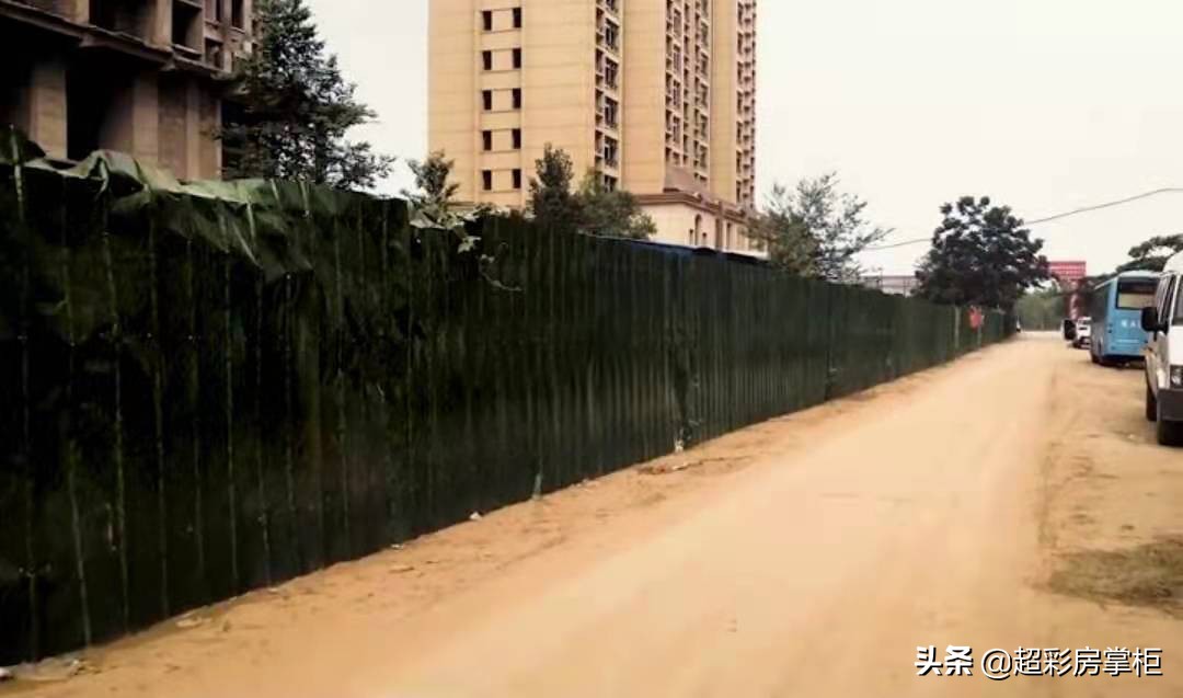 郑新快速路现状,新郑市龙湖镇龙熙湖畔烂尾楼