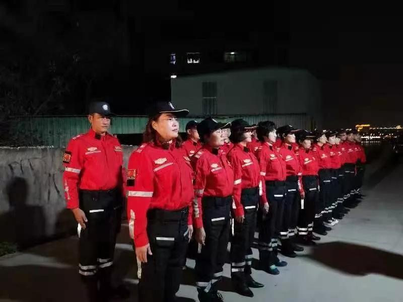 在街头当志愿者,凌晨四点出门当志愿者