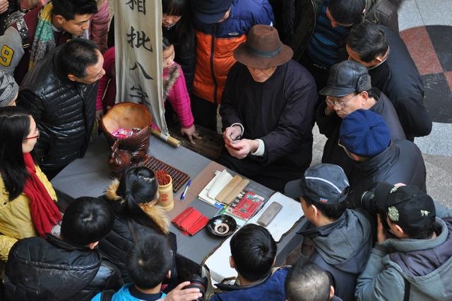 穷算命富烧香什么意义,穷算命富烧香到底什么意思