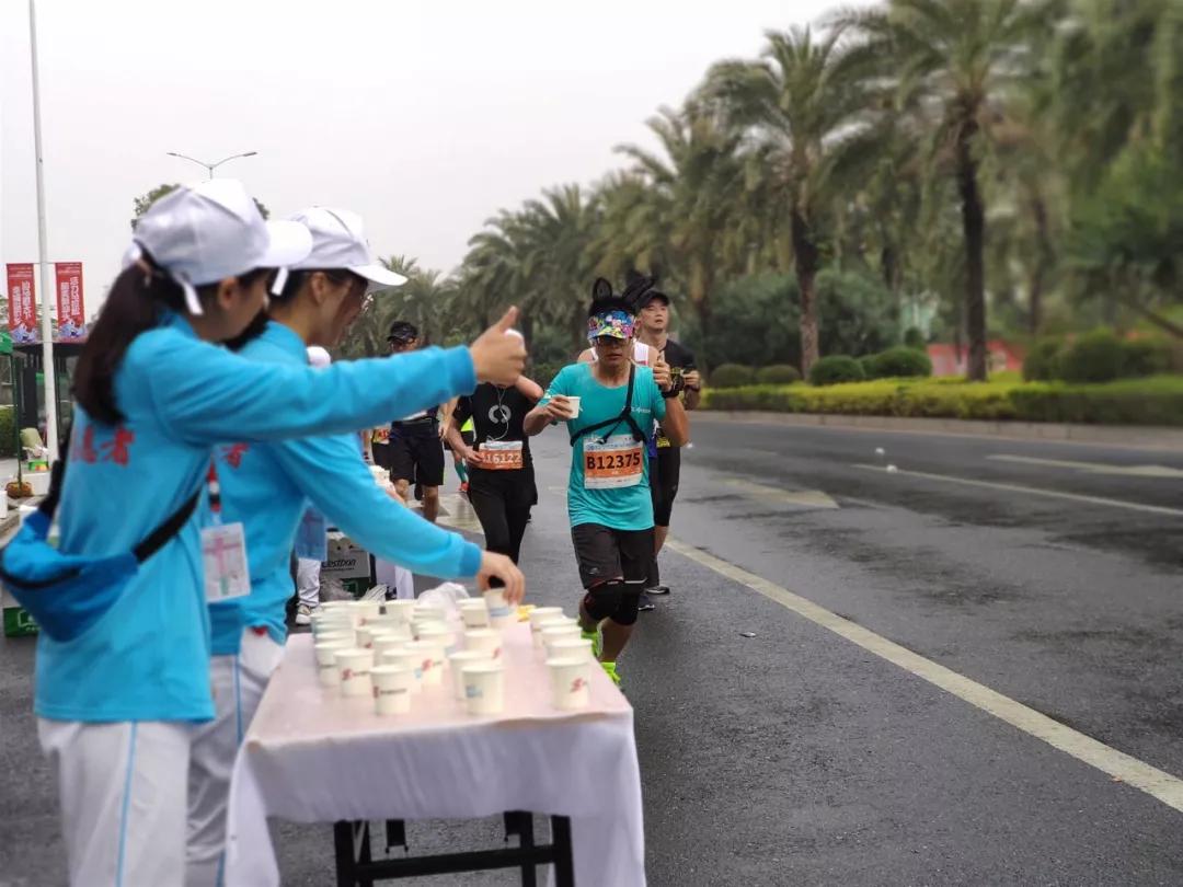 在街头当志愿者,凌晨四点出门当志愿者