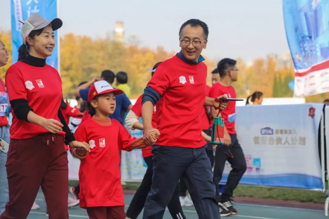 马拉松燃情开跑,2023半程马拉松鸣枪开跑