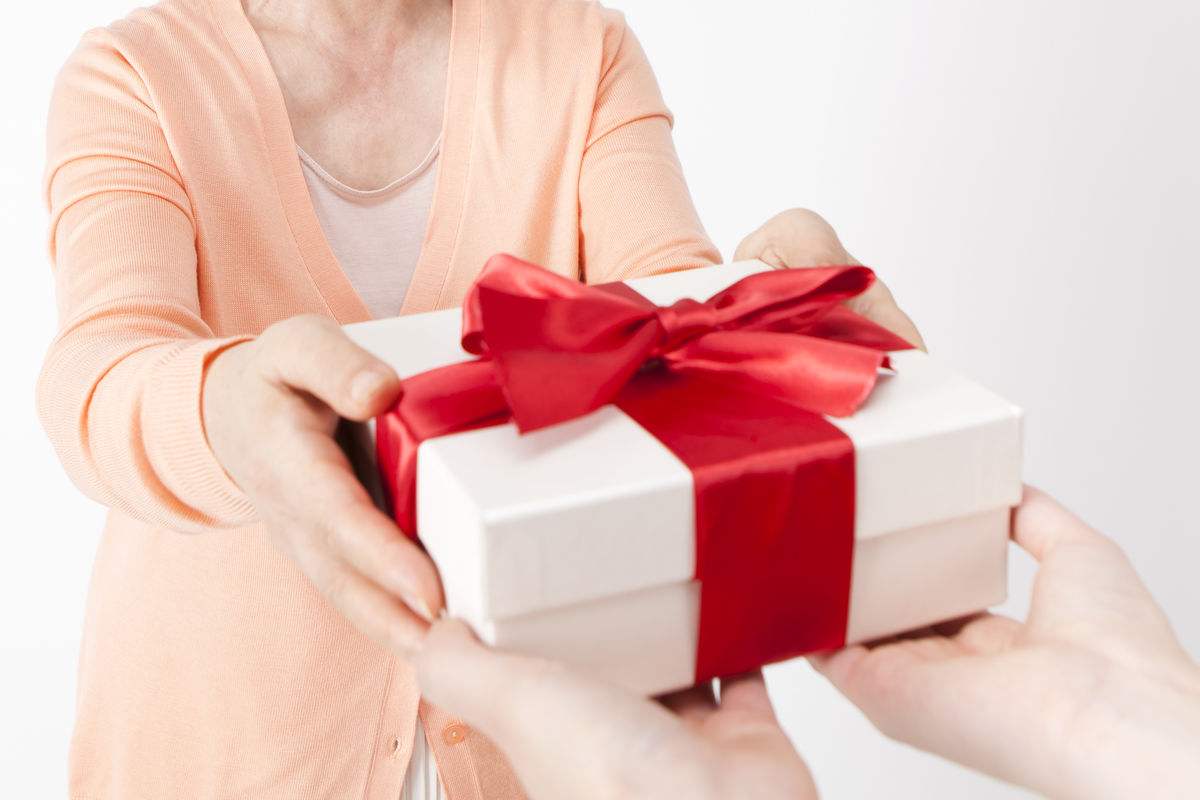 出去旅游需要给亲戚带特产吗,去旅游要给同事带礼物吗