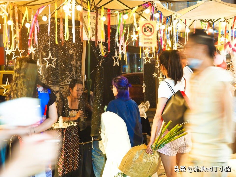 成都春熙路开黑集市,成都春熙路人山人海实拍