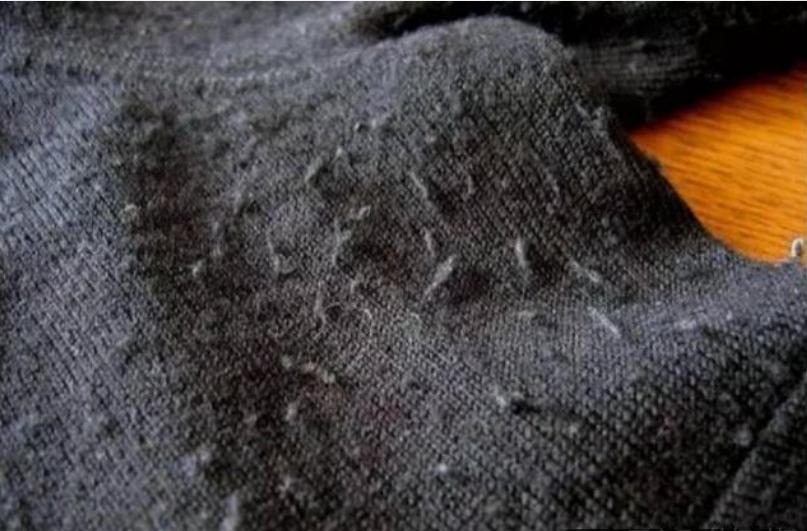 衣服起球太烦人？服装店老板教我这样处理，轻松解决这个小烦恼！