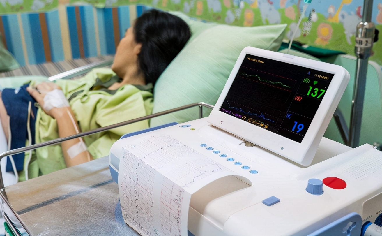 胎儿胎动一直踢肚子两侧,每次胎动都感觉在使劲踢