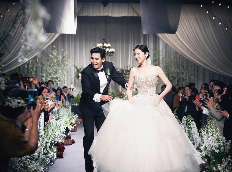 秋瓷炫和于晓光唐装,秋瓷炫于晓光儿子周岁宴婚礼