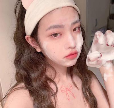 擦粉底液不服帖像搓泥一样,换了很多粉底液底妆还是暗沉斑驳