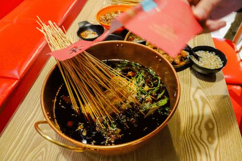 这家国潮网红串串落地襄阳啦,你只管拿串不用涮可以直接开吃