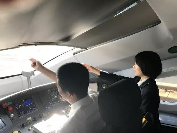 高铁副司机春运夜班的一天,高铁副司机服务春运