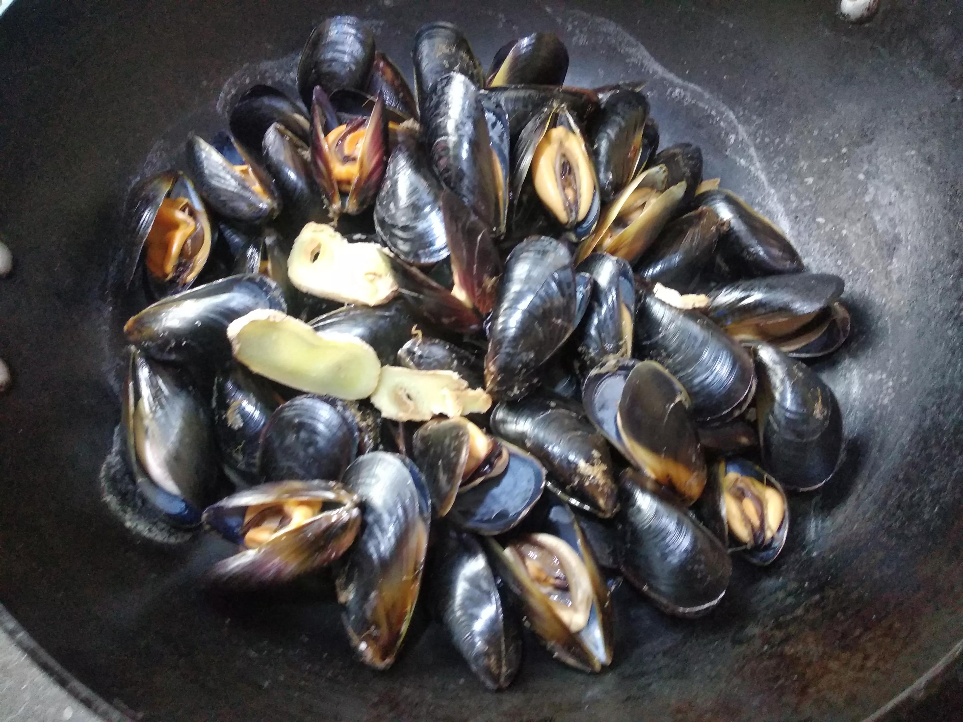 吃海虹正确方法,煮熟的海虹吃不了怎么做