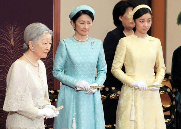 日本纪子妃总是好高调！棕色粗花呢子套装超美，和雅子平分秋色啊