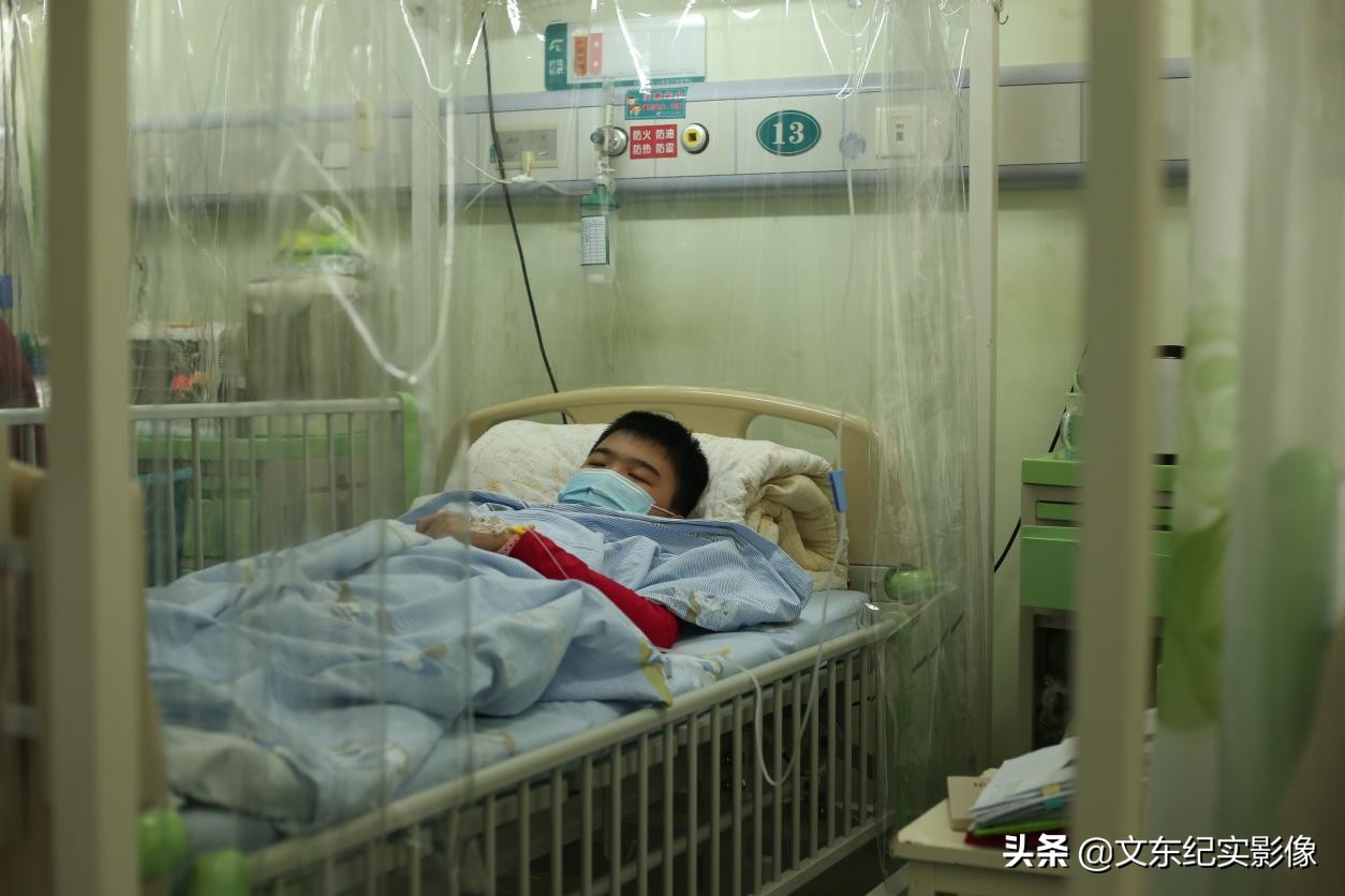 5旬大妈意外自救,五旬大妈冒着生命危险