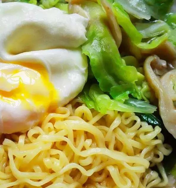 煮泡面时如何正确地打鸡蛋,煮泡面里面怎么打完整的鸡蛋