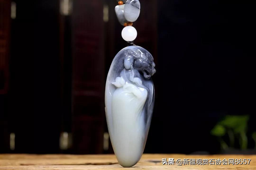 青花墨玉的意境美,青花玉有荧光点