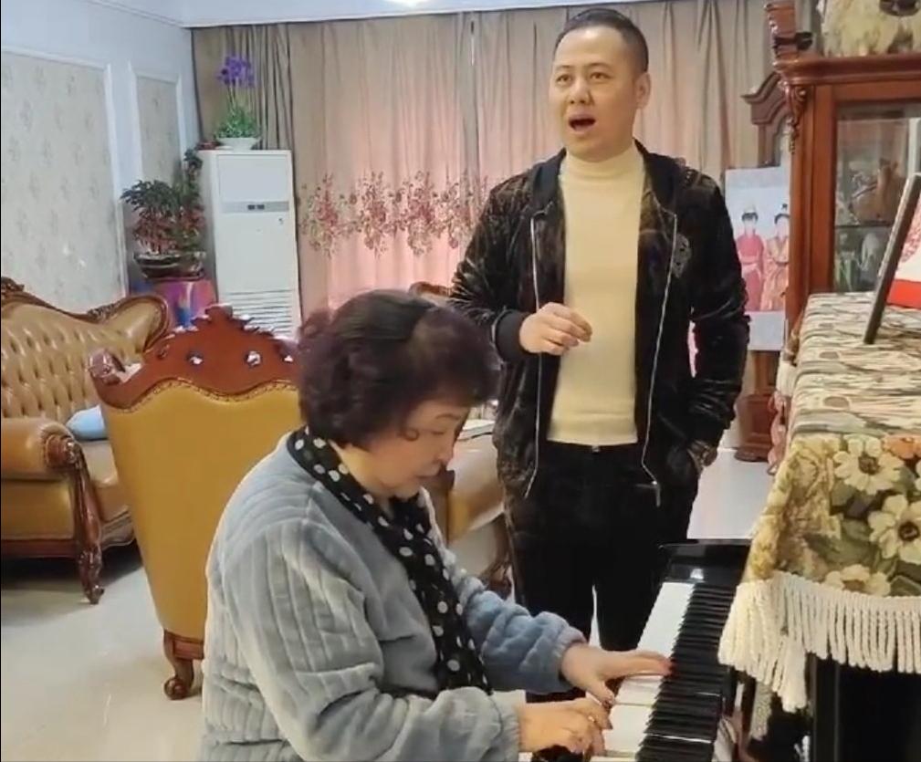 60岁老太生下双胞胎如今现状如何,60岁大妈冒死生下了双胞胎女儿