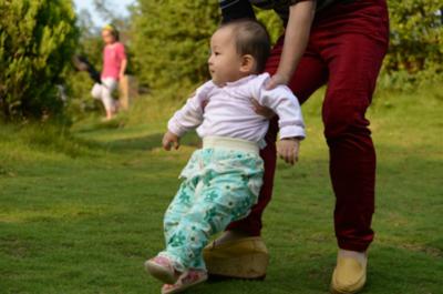 怎么教育孩子出门不让人抱,孩子为什么出门总要求抱