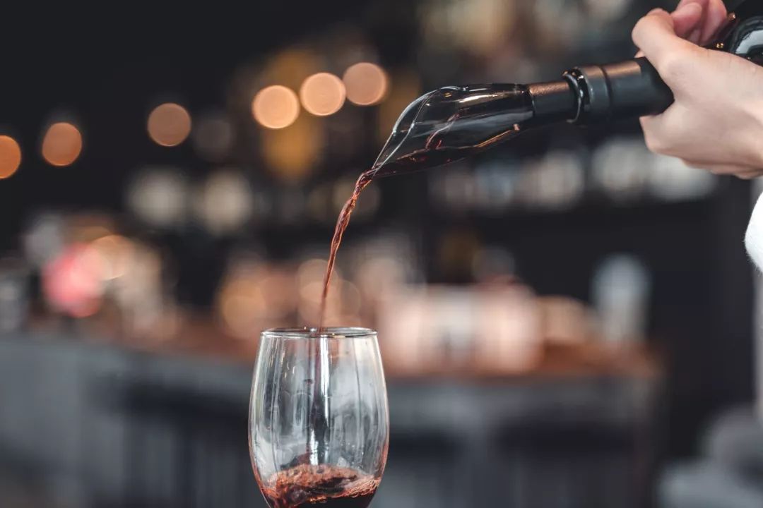 喝红酒醒酒好慢,春节一定用到的开红酒妙招