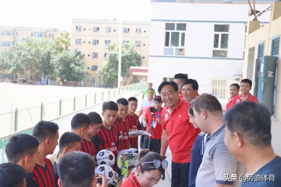 昨天，鄯善县一中与吐鲁番二中成为了天山雪豹的后备人才基地