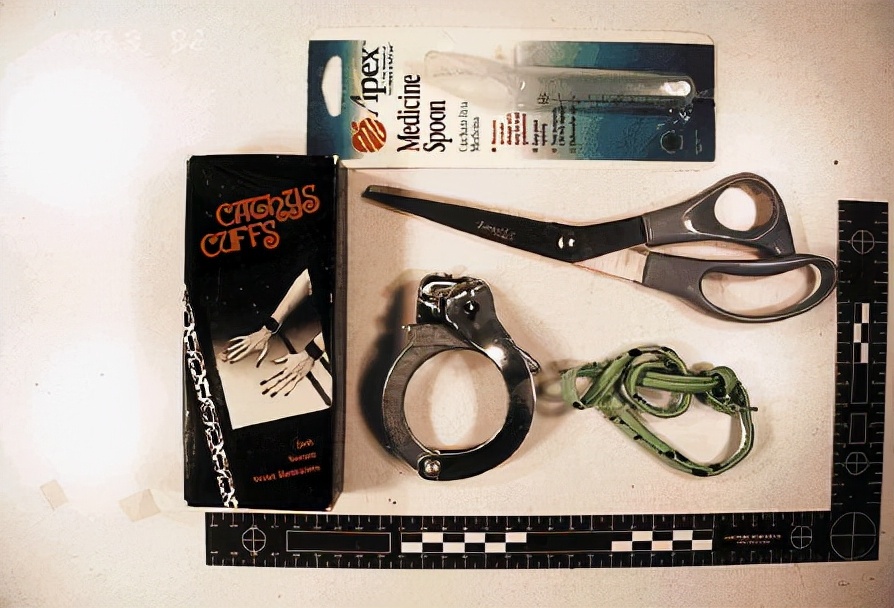 美国真实案件一个未成年人被绑架,轰动美国14岁女孩绑架案