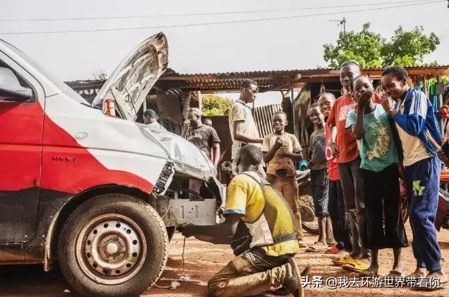 三个人一辆面包车环游世界,3个小伙开面包车