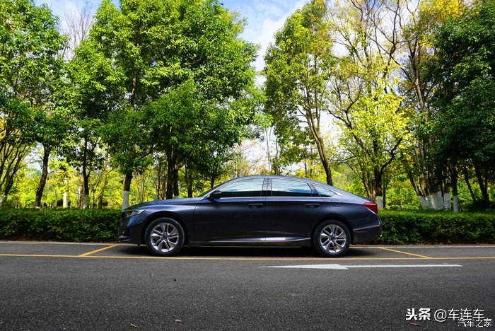 十代雅阁混动版与英诗派太空银,十代雅阁太空银还是白色好看