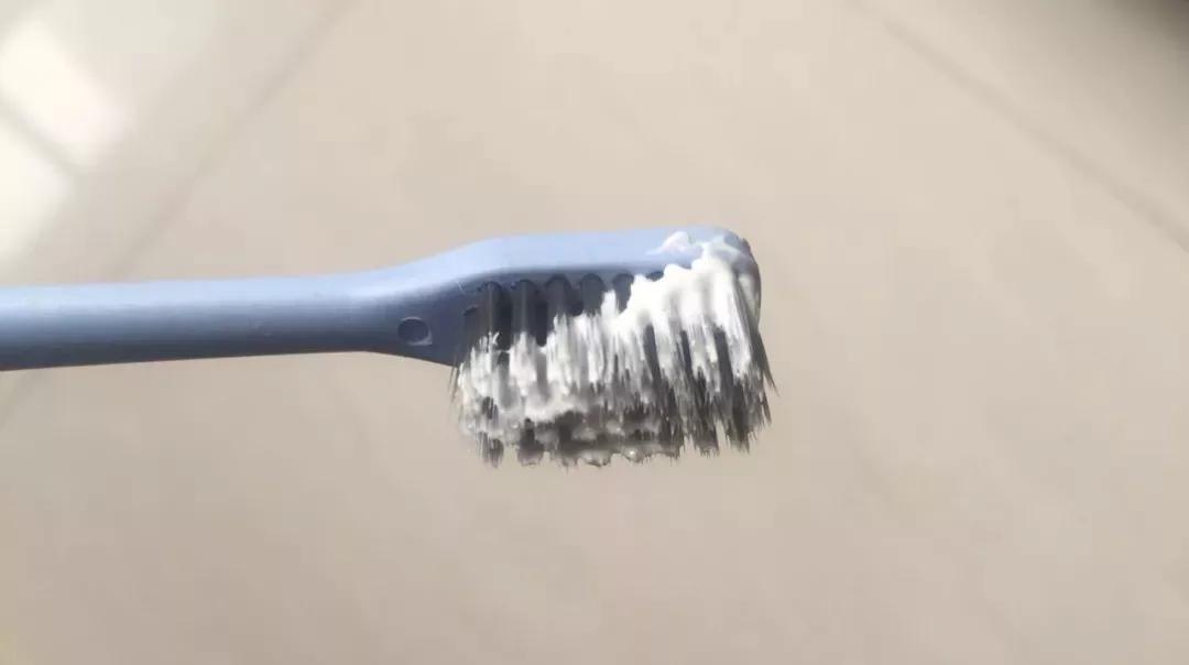 李佳琦给高晓松涂了口红，“美”得不像话？！不过牙齿是真的白