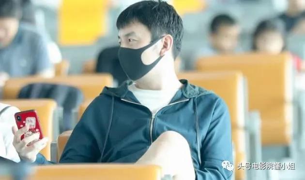 明星手机壳泄密:那英骂人名言火了,杨幂买9.9元便宜货,悲剧了