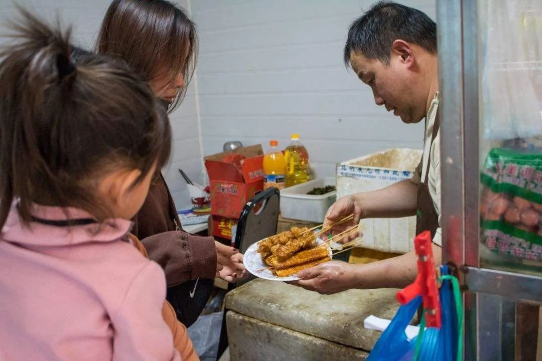 小伙摆摊卖烤串两个月瘦20斤赚7万,90后夫妻开店卖炸串月收入3万