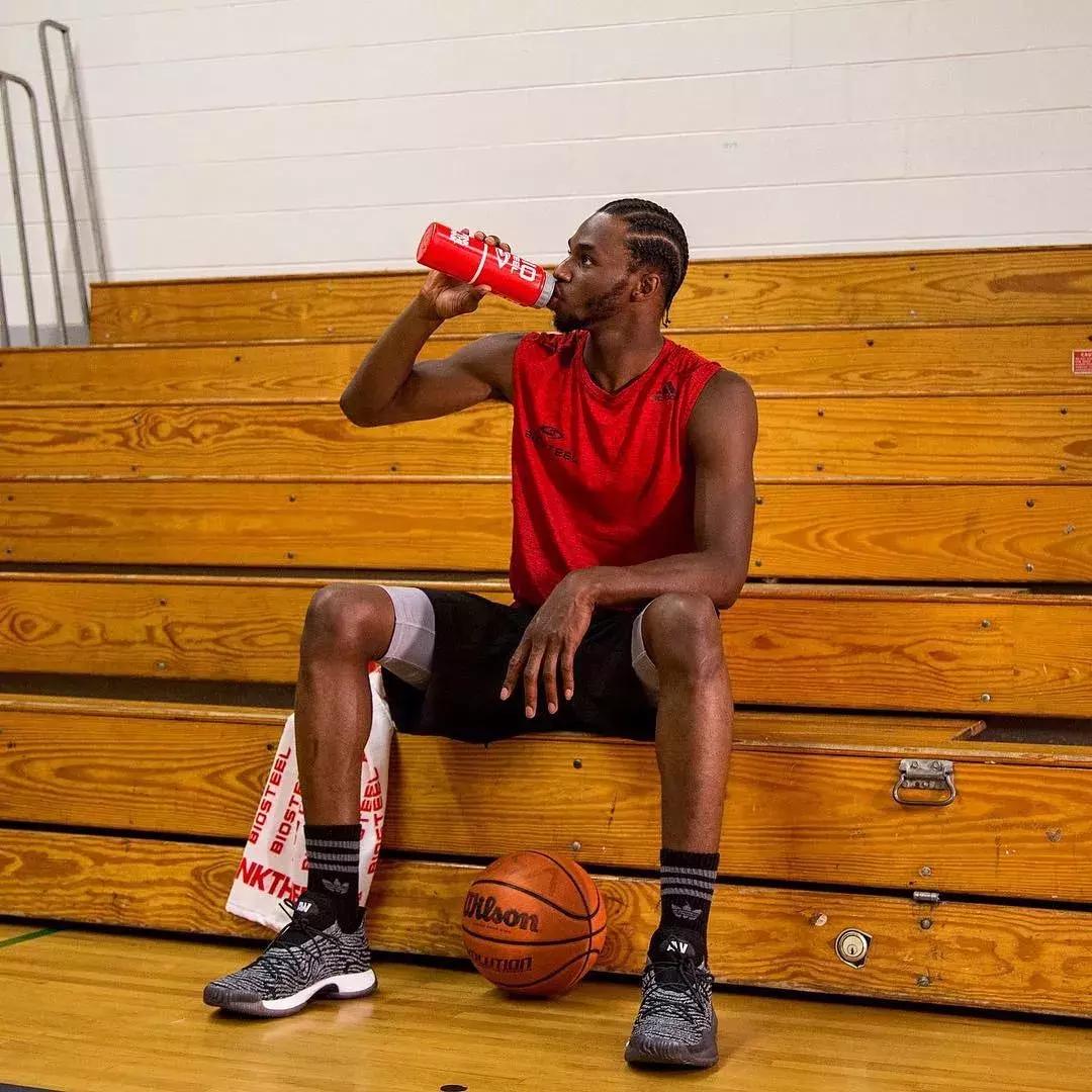 维金斯27分创生涯新高赛后采访,维金斯去年季后赛隔扣