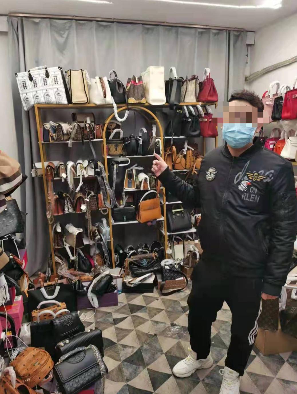 用黑话售假名牌包！快手协助石家庄桥西警方破获一起直播售假案