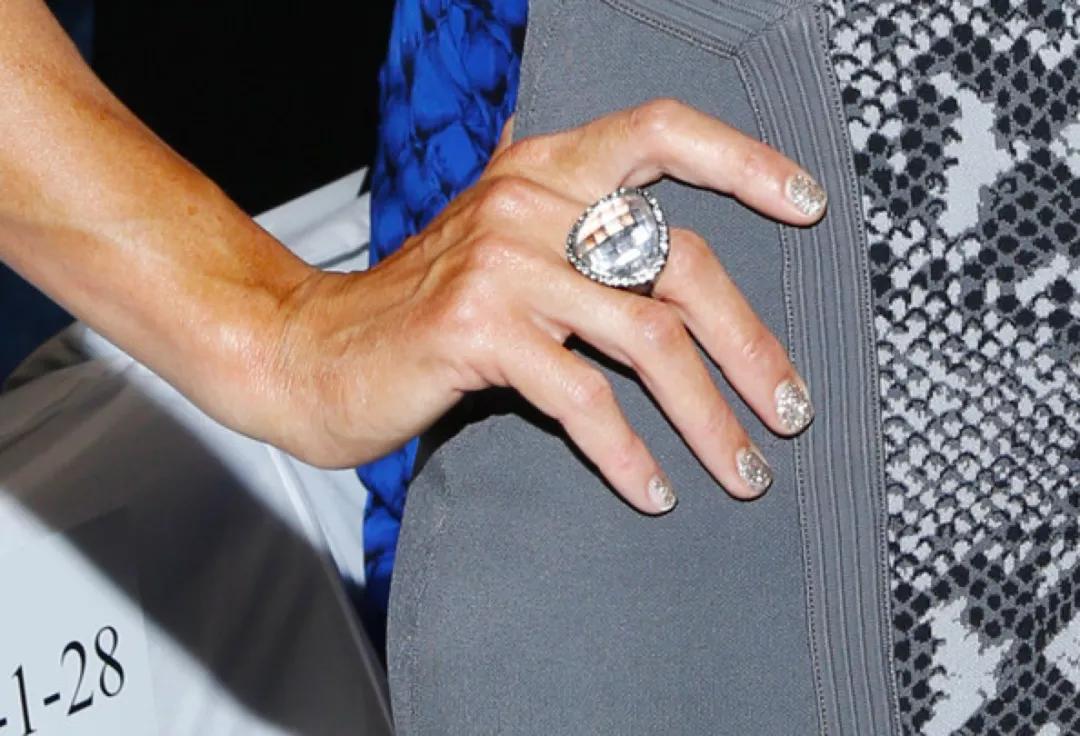 穿礼服下厨，戴镶钻口罩买菜？这位真名媛网红鼻祖，又再次爆红