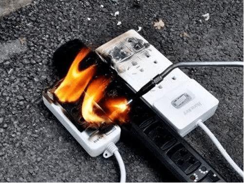 插线板冒火是咋回事,插线板冒火花是漏电吗