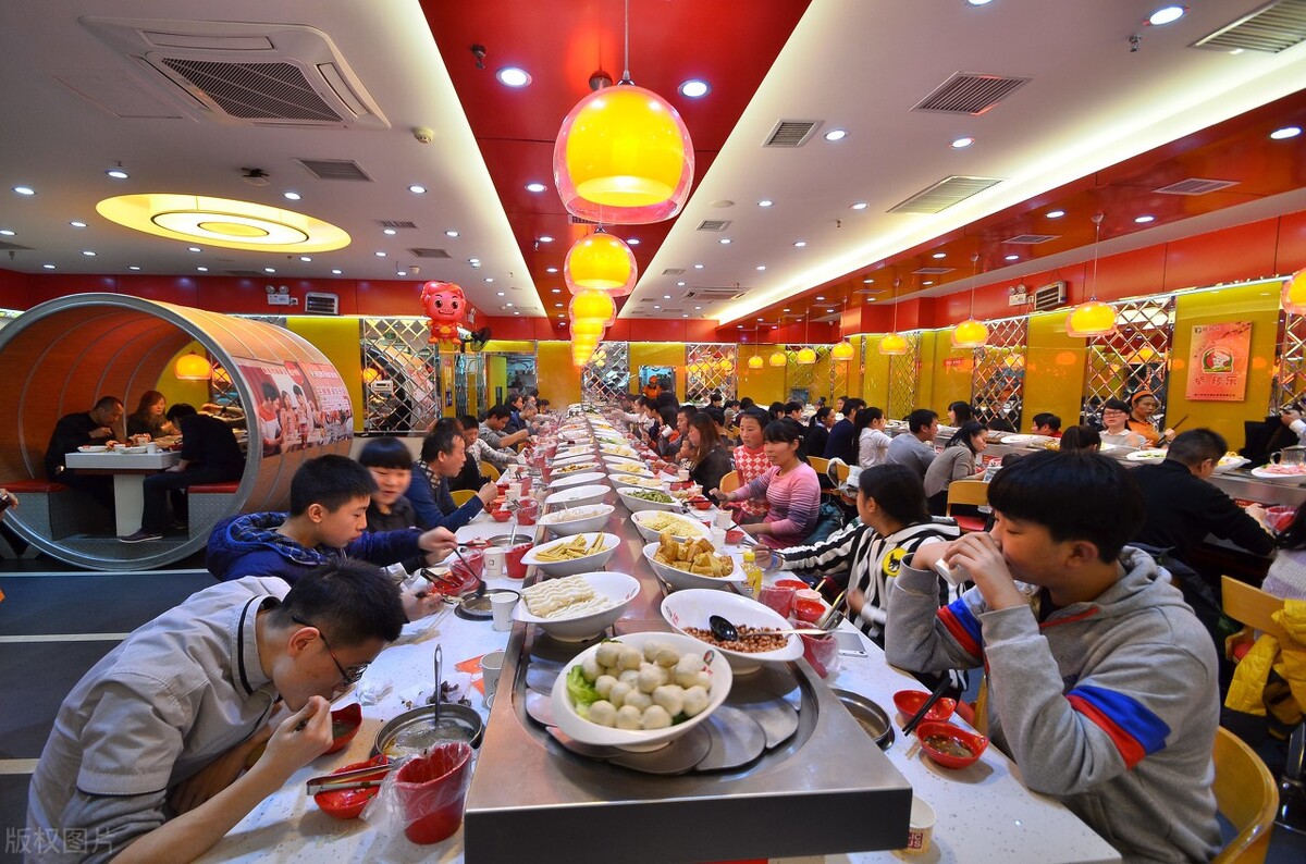 重庆开一家火锅店一年赚多少钱,自助火锅店一个月做10万能赚多少