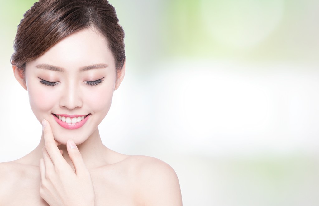 涂粉底液的小技巧,涂粉底液的正确方法不卡粉