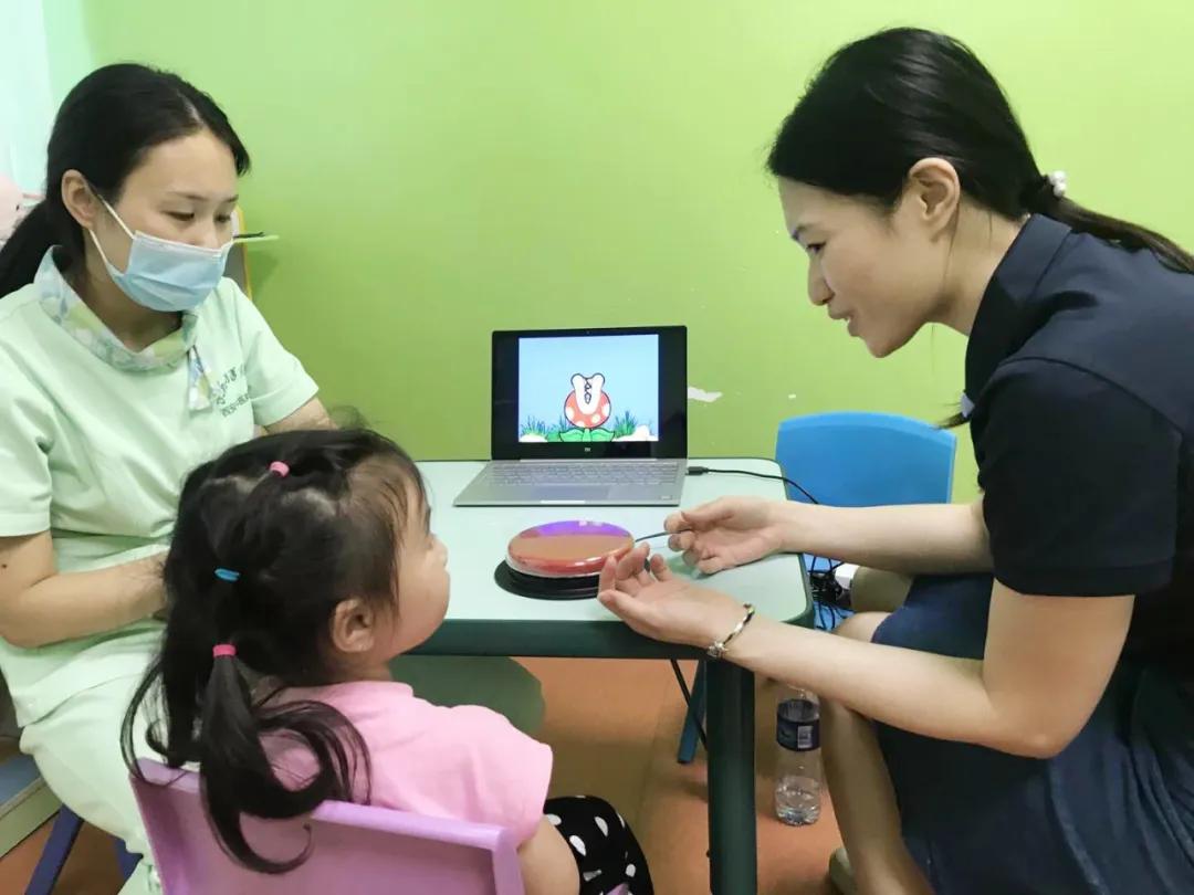 借助沟通辅具，5岁语障儿童第一次“说”出了“我爱妈妈”