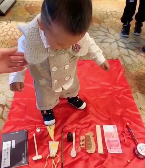 一岁宝宝抓周笑翻众人,宝宝抓周3次都是球