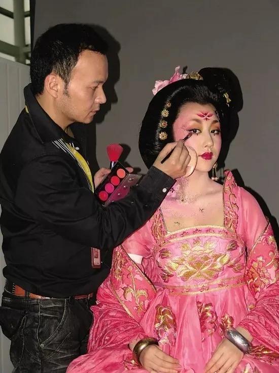 中国彩妆刷爆ins！背后“神仙”藏不住了！我：寄头可以包邮吗？