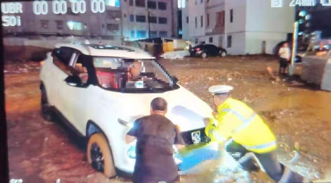 【我为群众办实事】江西景德镇:暴雨天“逆流”而上的瓷都公安