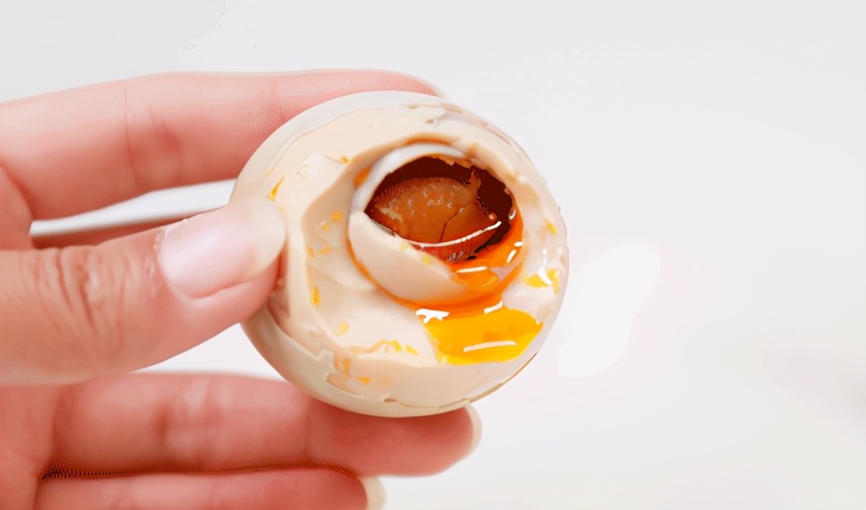 央视曝光流油的海鸭蛋20个,央视曝光海鸭蛋一戳就出油