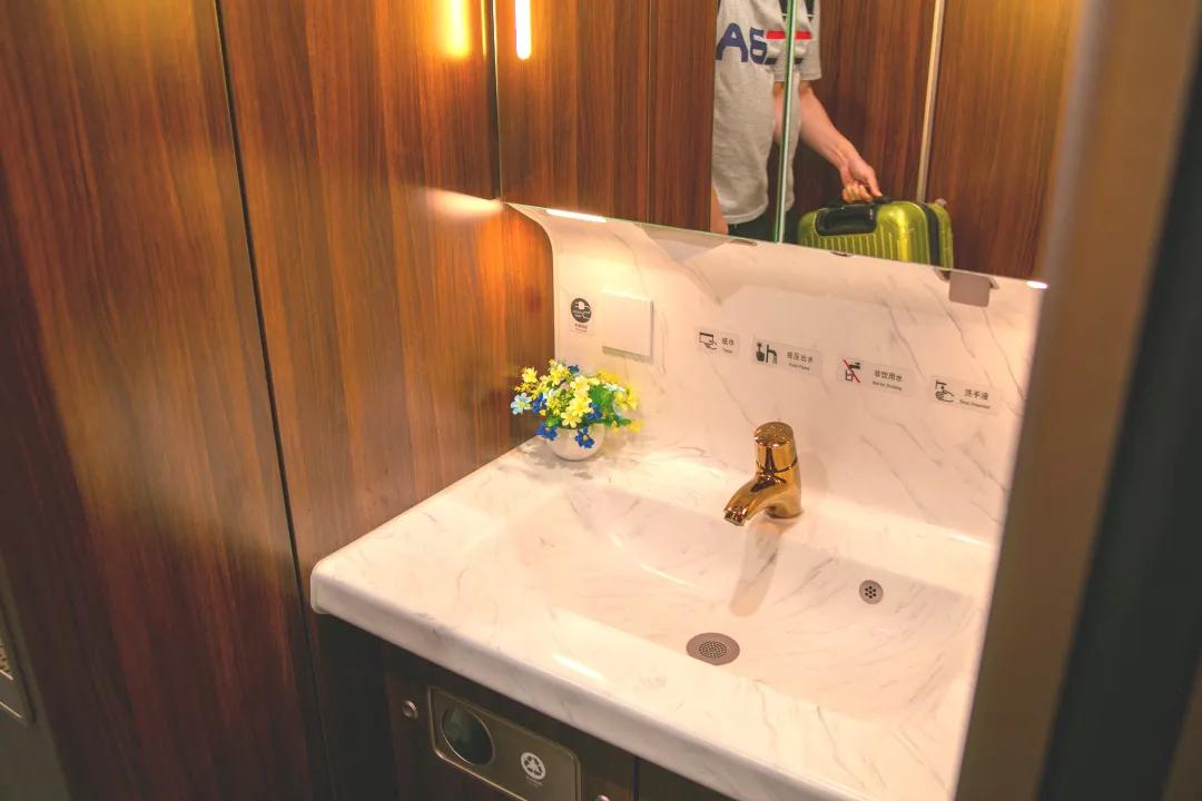 复兴号智能动车组进站京哈,京哈高铁复兴号抵达哈尔滨西站