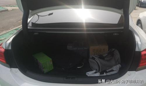 车钥匙锁进车门里怎么办,车钥匙锁后备箱怎么办最简单办法