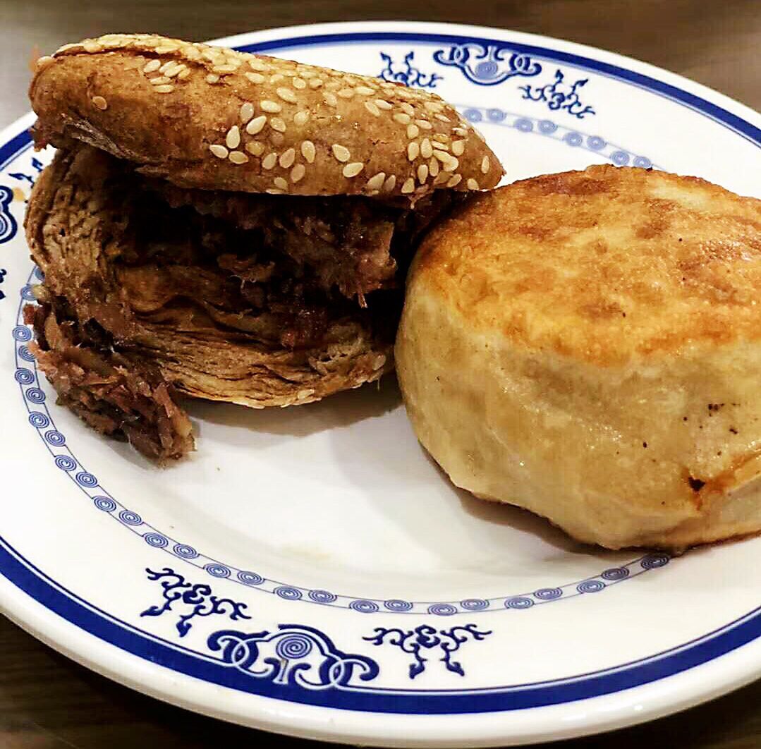 十块钱的烧饼夹肉味道好极了,老爆肚满烧饼夹肉菜市口