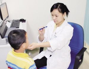 儿童斜视的原因及解决办法,关于小孩斜视