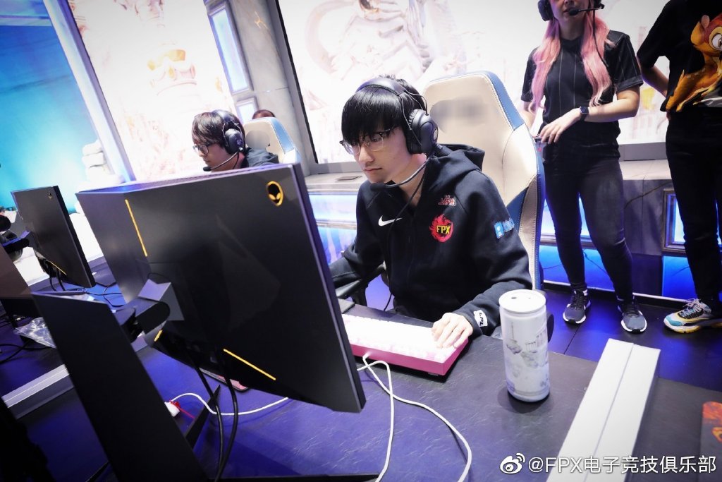 FPX晋级决赛后，LV赠送队员每人一个背包，网友：这也太爽了吧