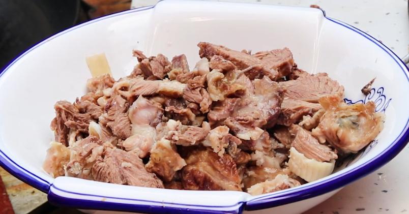 猪头肉这样吃才叫爽，农村大锅一炖，大块吃肉，口感丰富有食欲