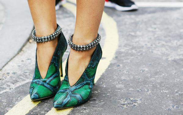 新买的鞋子总是磨脚,新鞋磨后脚跟有什么好方法处理吗