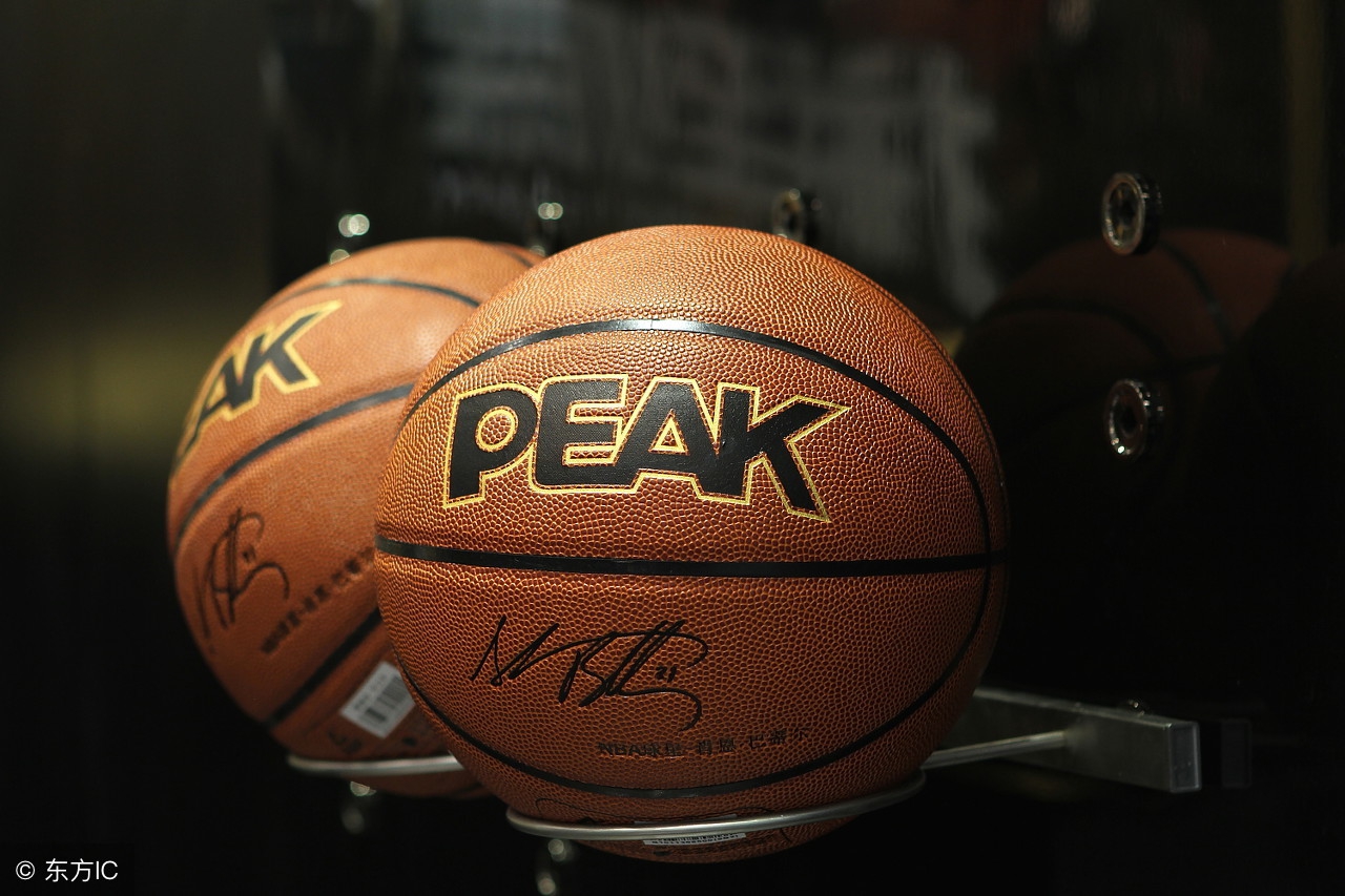 詹姆斯成为篮球世界的焦点,詹姆斯继续书写篮球上帝的神话