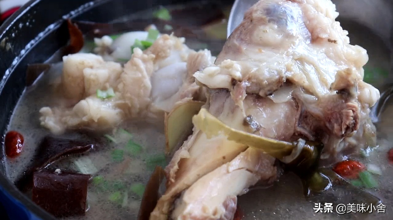 怎么熬大骨头汤好喝又营养,如何熬骨头汤才鲜美有营养